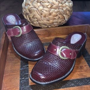 Clarks brown with red undertone mules like new